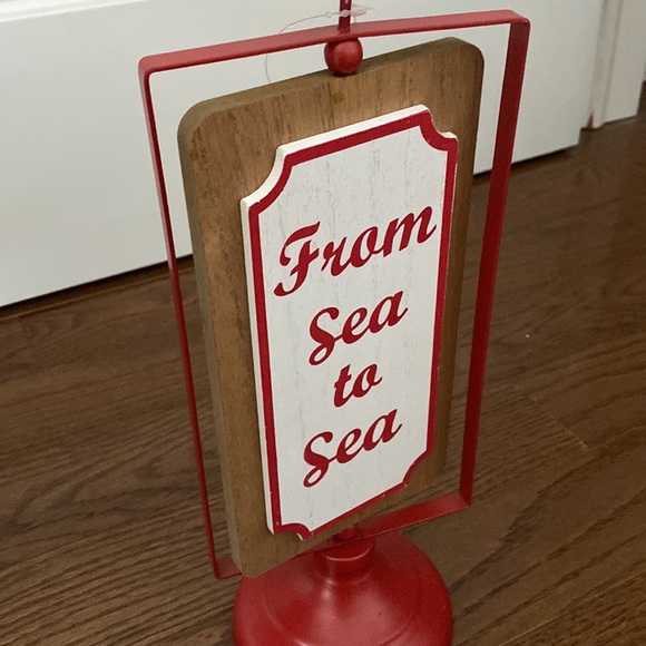 Canadian decor with metal base and wooden maple leaf - Picture 3 of 7